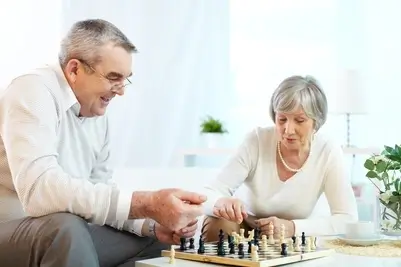 Deux personnes âgées jouant aux échecs