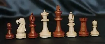 Un assortiment de pièces d'échecs